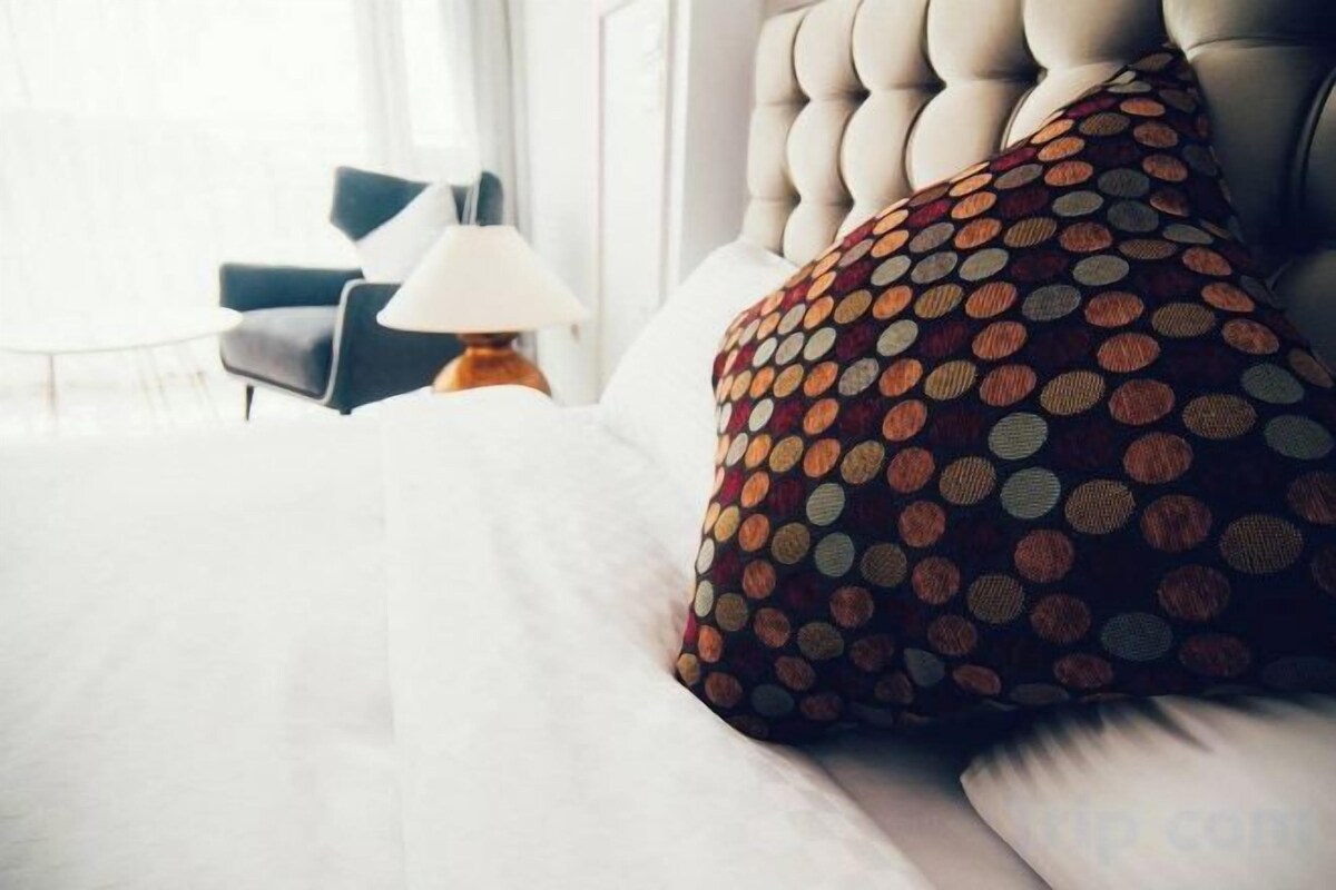 Premium bedding, desk, blackout drapes, soundproofing