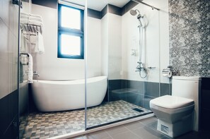 Værelse til 4 personer | Badeværelse | Designertoiletartikler, hårtørrer, hjemmesko, håndklæder