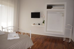 Exclusive-Apartment, 1 Schlafzimmer, Strandblick | 1 Schlafzimmer, hochwertige Bettwaren, Daunenbettdecken, Minibar