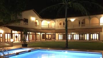 Outdoor pool, sun loungers