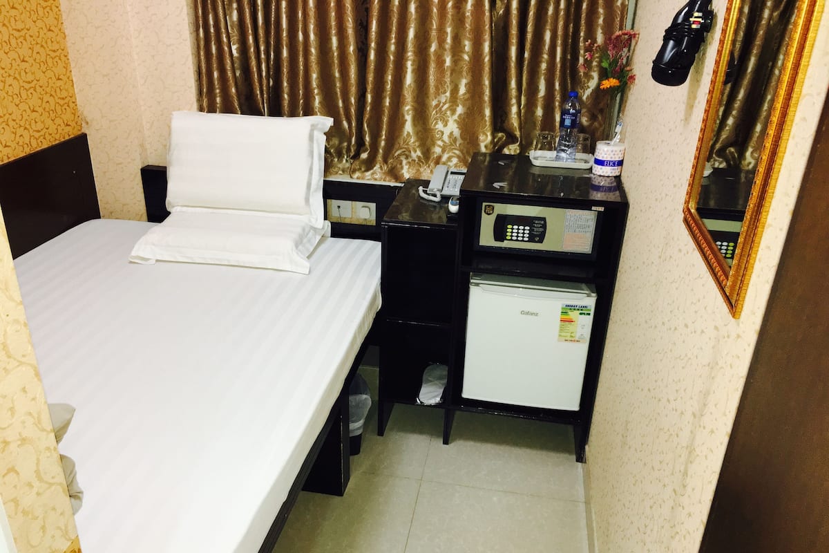 Single Room | In-room safe, blackout drapes, soundproofing, iron/ironing board