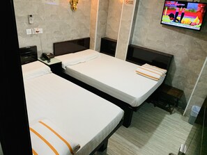 Family Room | Living room | 32-inch flat-screen TV with digital channels, TV - Modern (Kowloon)