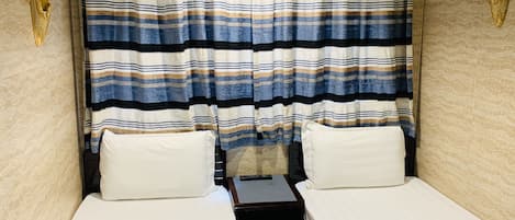 Quarto duplo | Cofres nos quartos, cortinas blackout, quartos à prova de som