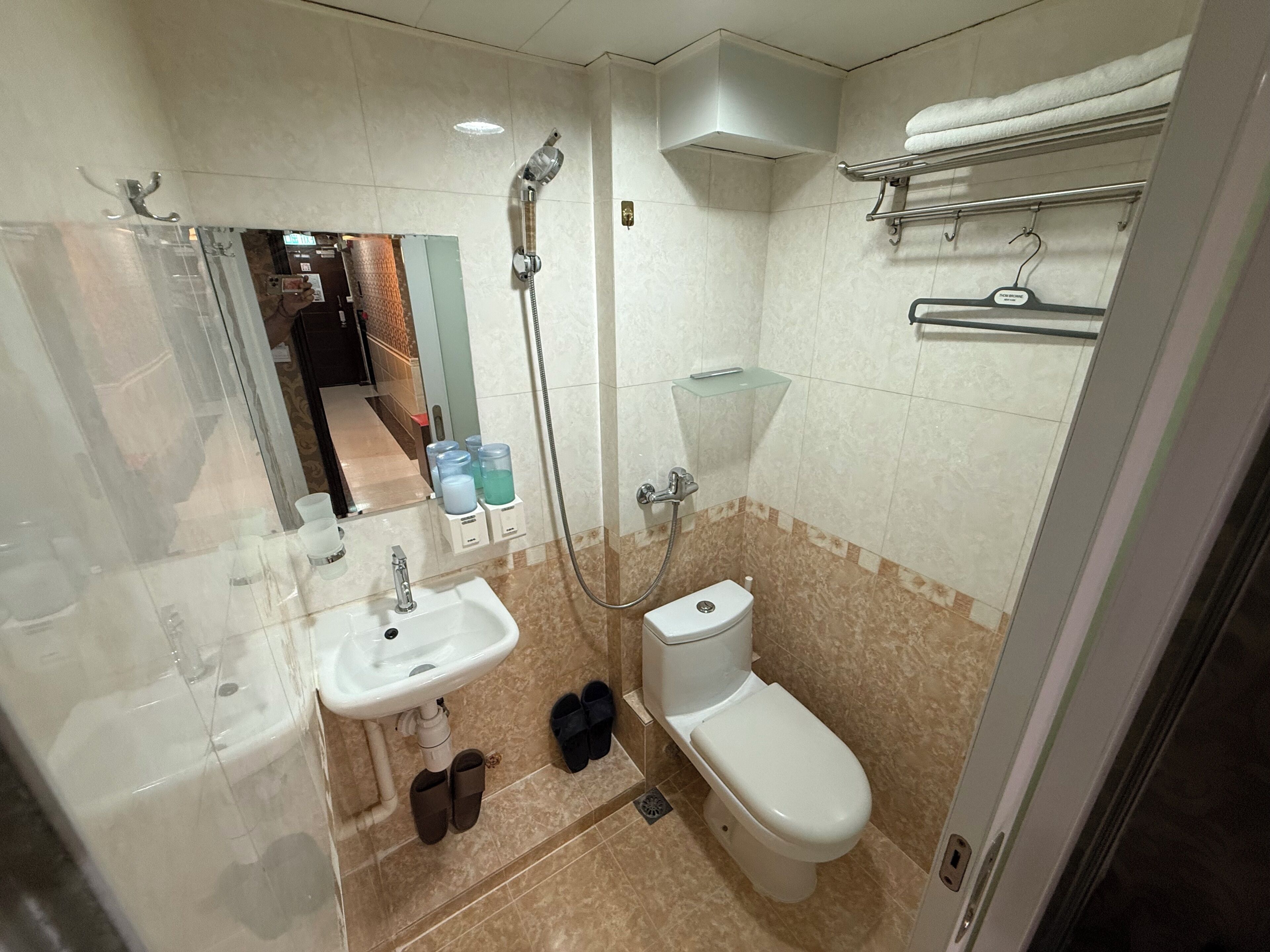 Habitación triple | Baño | Regadera, amenidades de baño gratuitas, secadora de cabello, pantuflas 