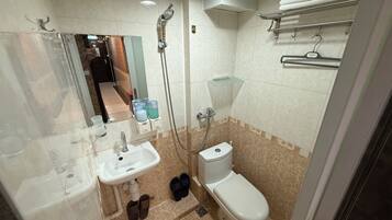 Habitación triple | Baño | Regadera, amenidades de baño gratuitas, secadora de cabello, pantuflas