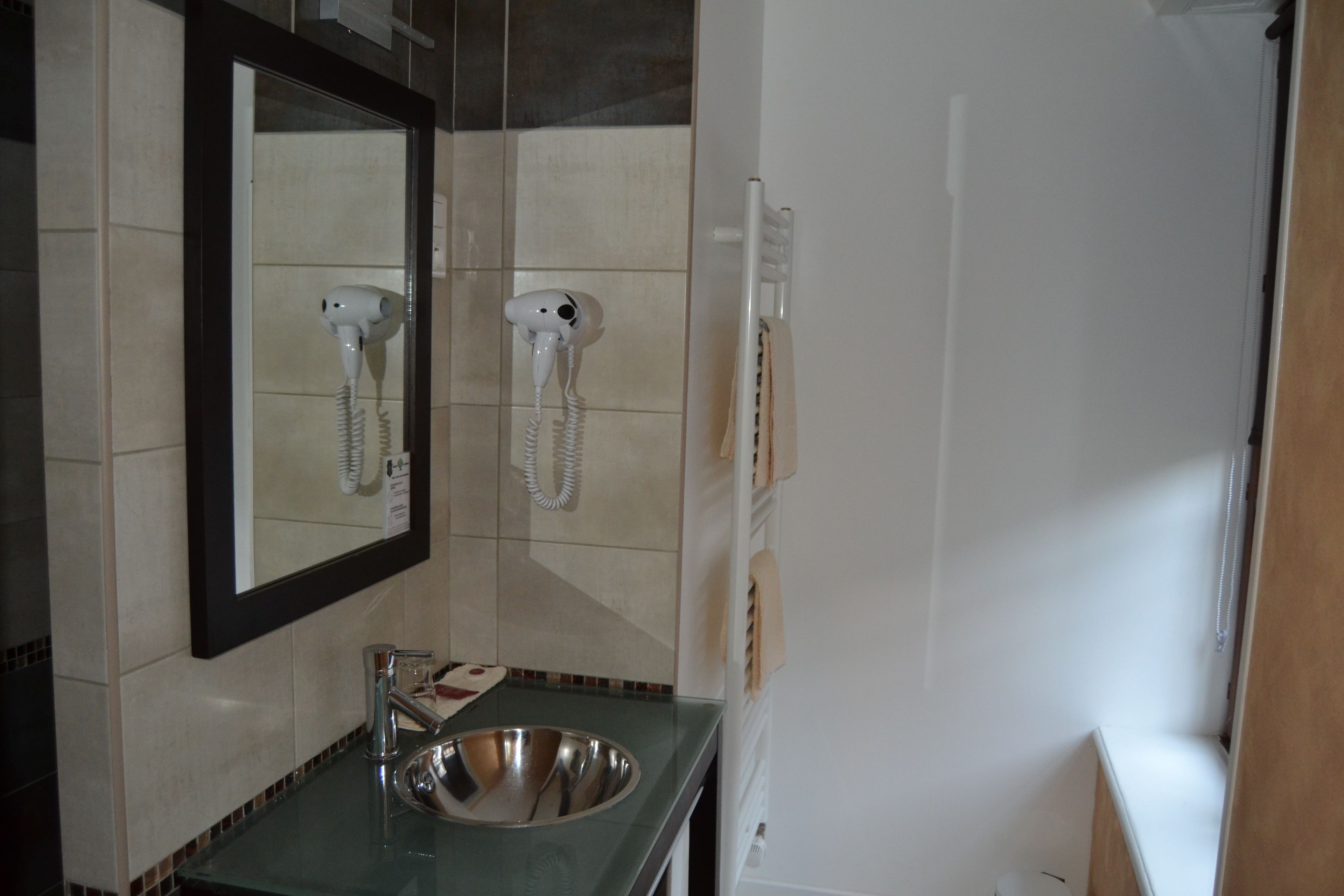 standard double room | bathroom | free toiletries, hair dryer, towels