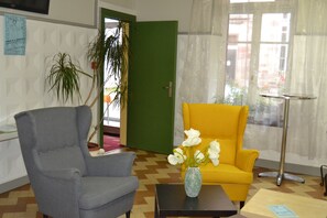 Coin salon dans le hall