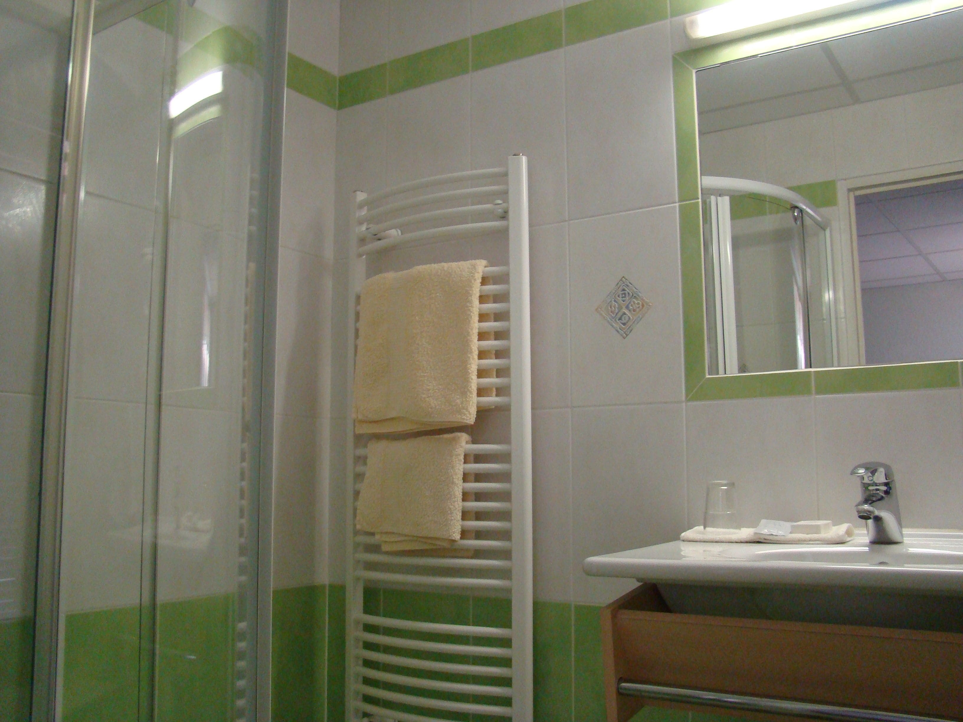 triple room | bathroom | free toiletries, hair dryer, towels