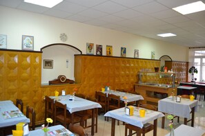 Daily buffet breakfast for a fee - Hôtel du Lion Vert (Luxeuil-les-Bains)
