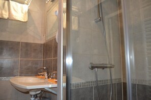 Amenidades de baño gratuitas, secadora de cabello, toallas