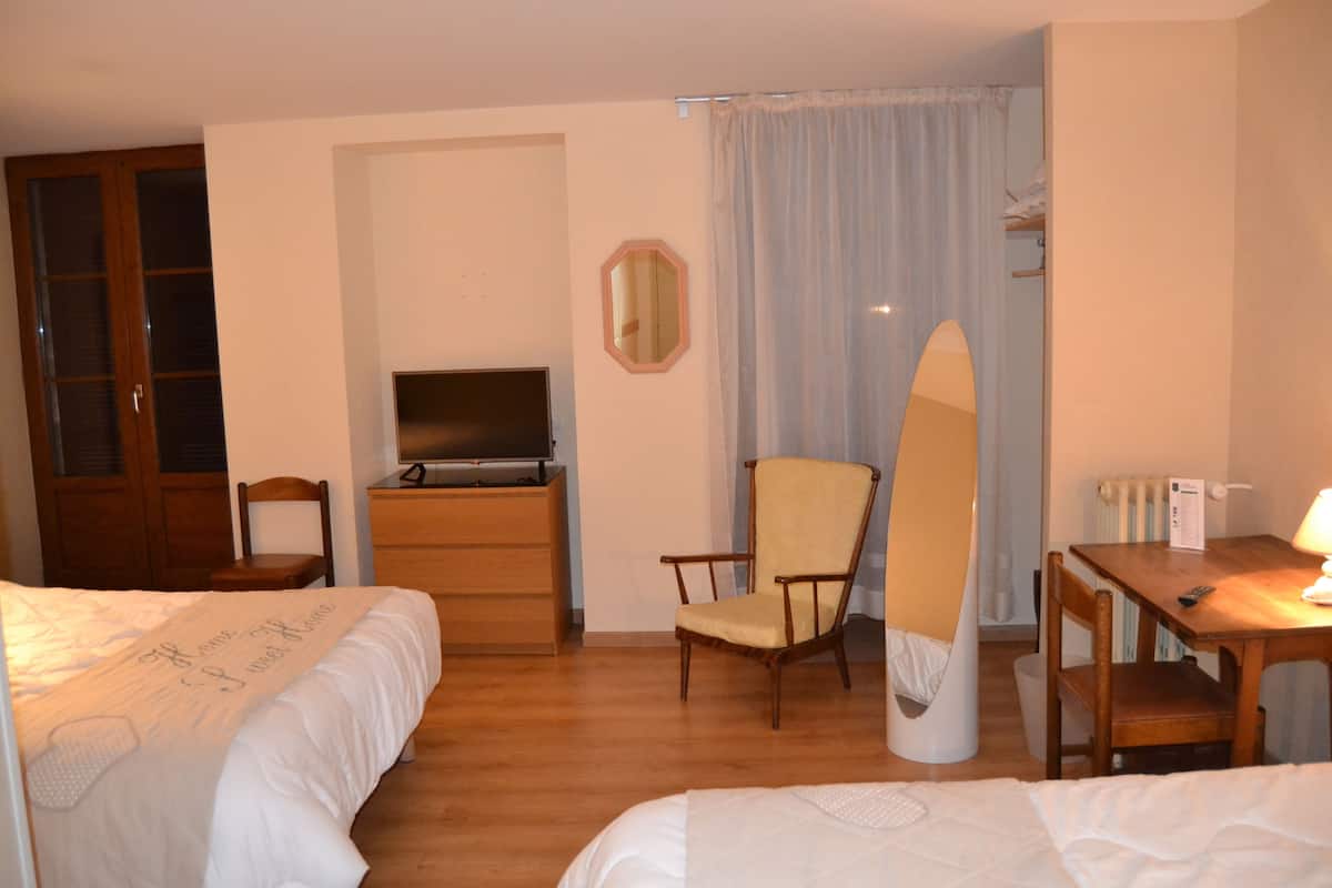 family room | free wifi, bed sheets