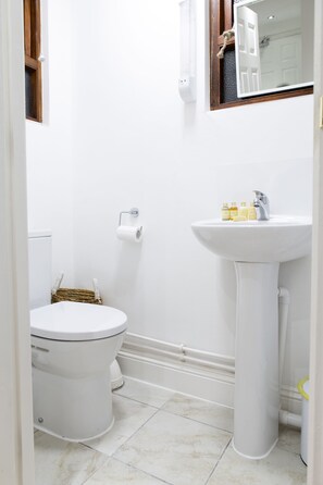 컴포트 스튜디오 | 욕실 | 샤워 시설, 헤어드라이어, 타월, 화장지