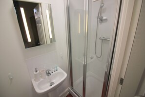 Standard-Doppelzimmer zur Einzelnutzung | Badezimmer | Dusche, Haartrockner, Handtücher, Toilettenpapier