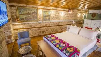 Camera Deluxe | Minibar, cassaforte in camera, una scrivania, ferro/asse da stiro