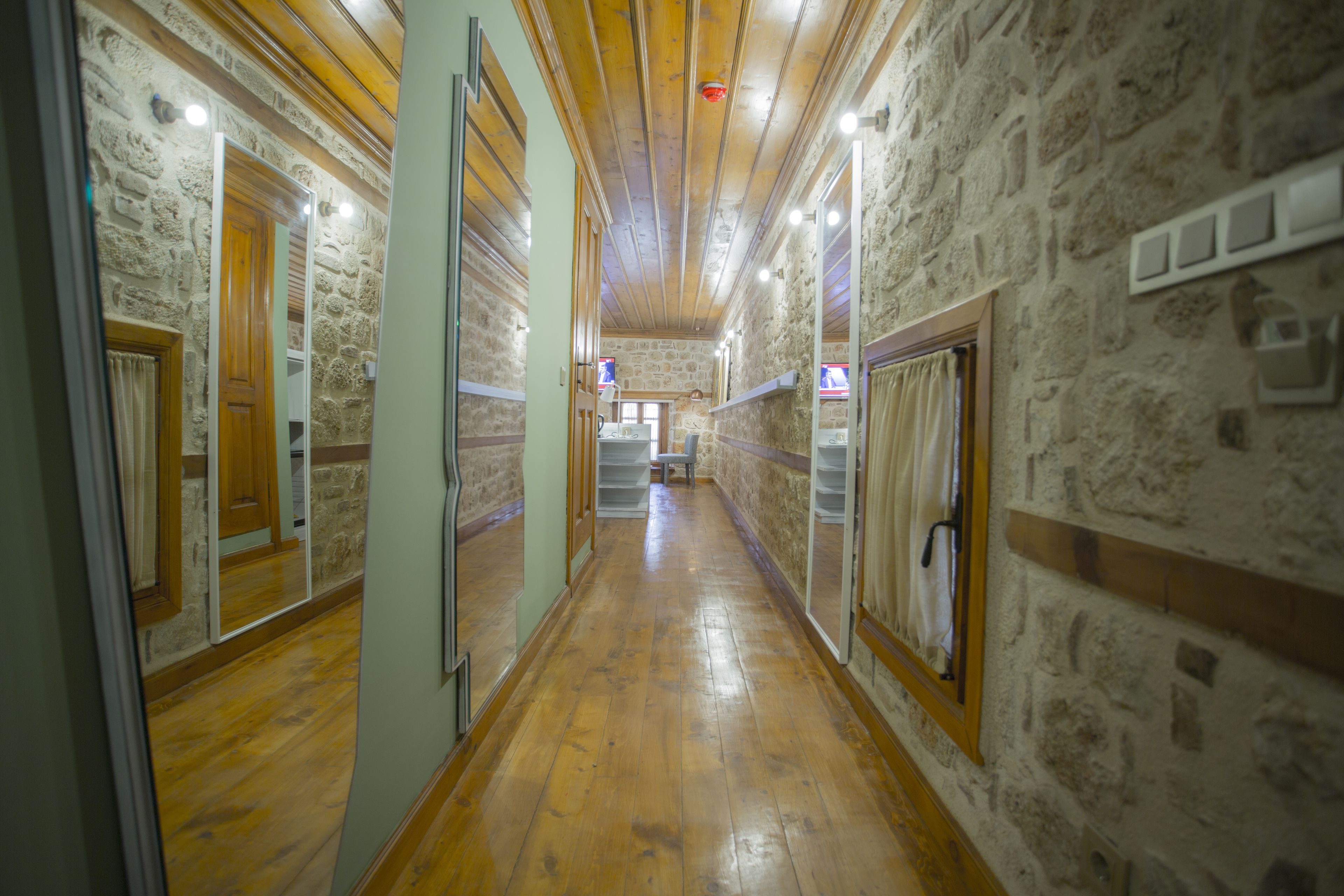 deluxe room | living area | flat-screen tv