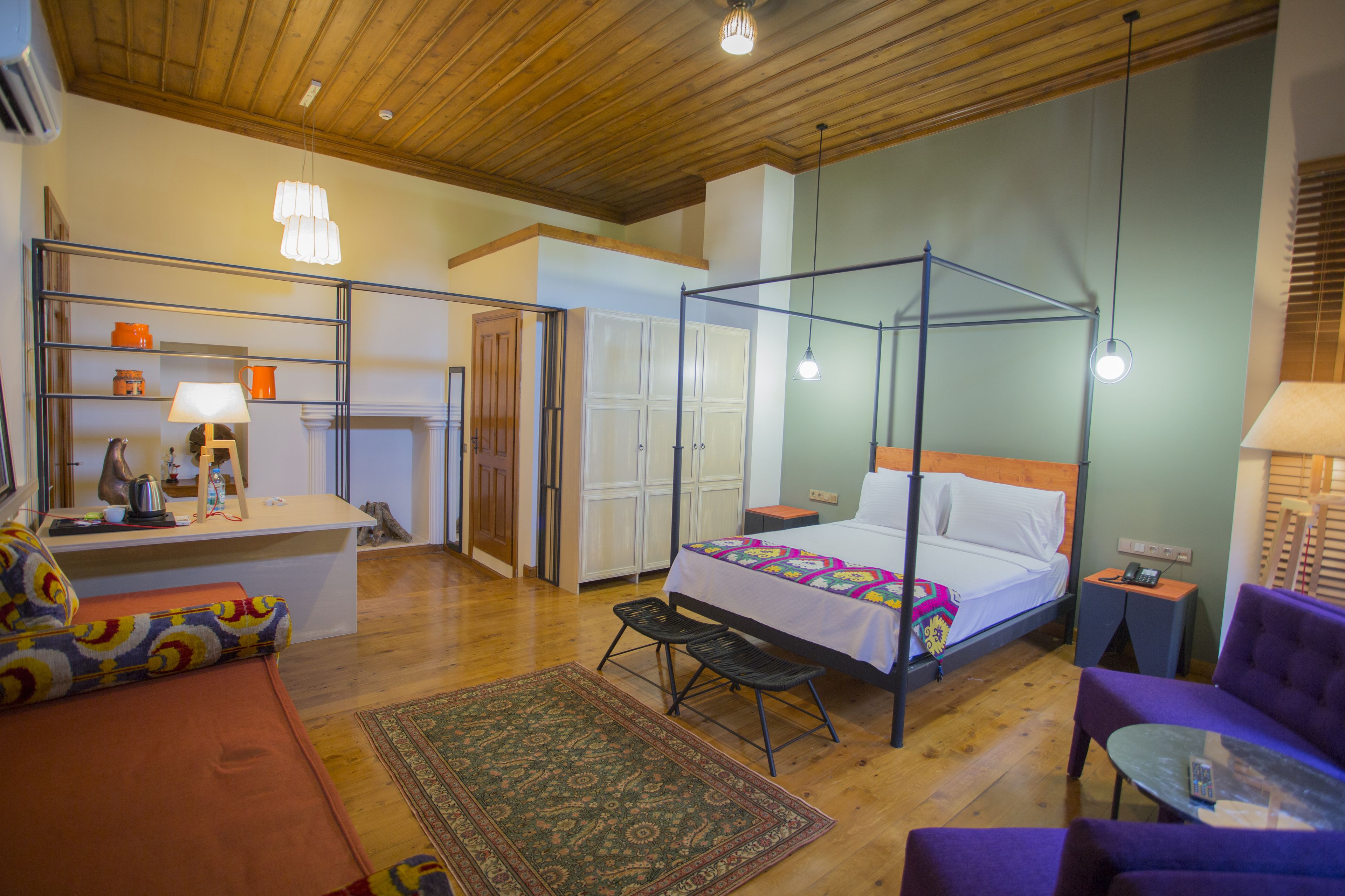 deluxe room (dlx8) | minibar, in-room safe, desk, iron/ironing board