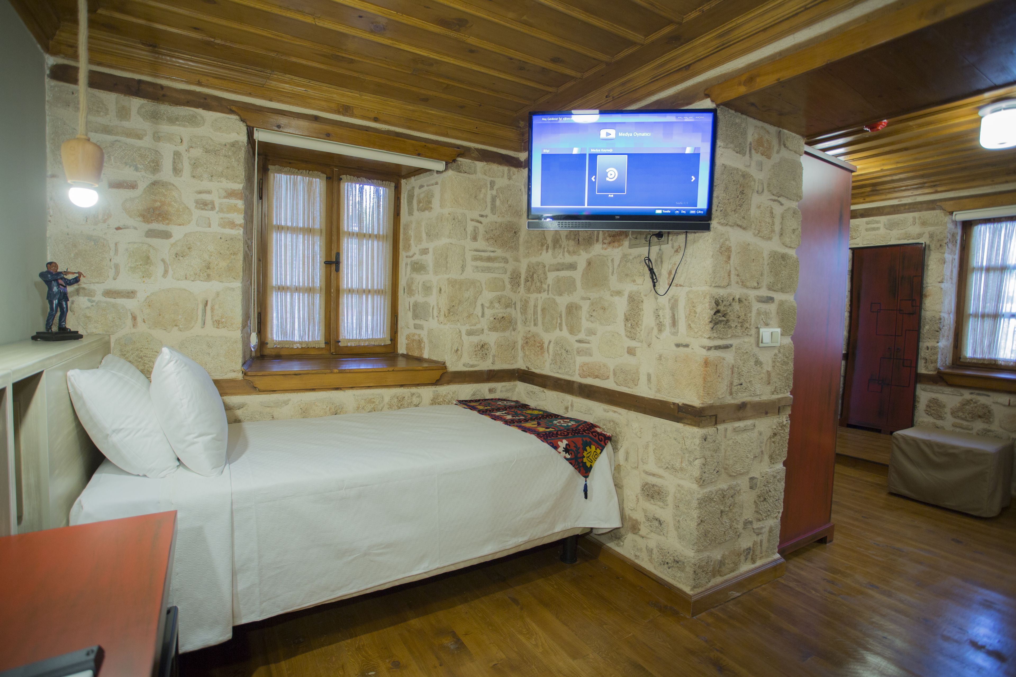 standard room | minibar, in-room safe, desk, iron/ironing board