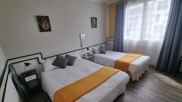 Chambre Triple | Literie de qualité supérieure, bureau, rideaux occultants