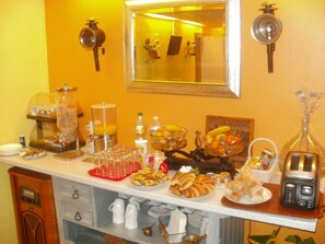 Frokostbuffé hver dag (EUR 9.00 per person)