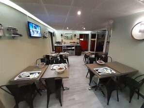 Desayuno buffet diario (EUR 9.00 por persona)