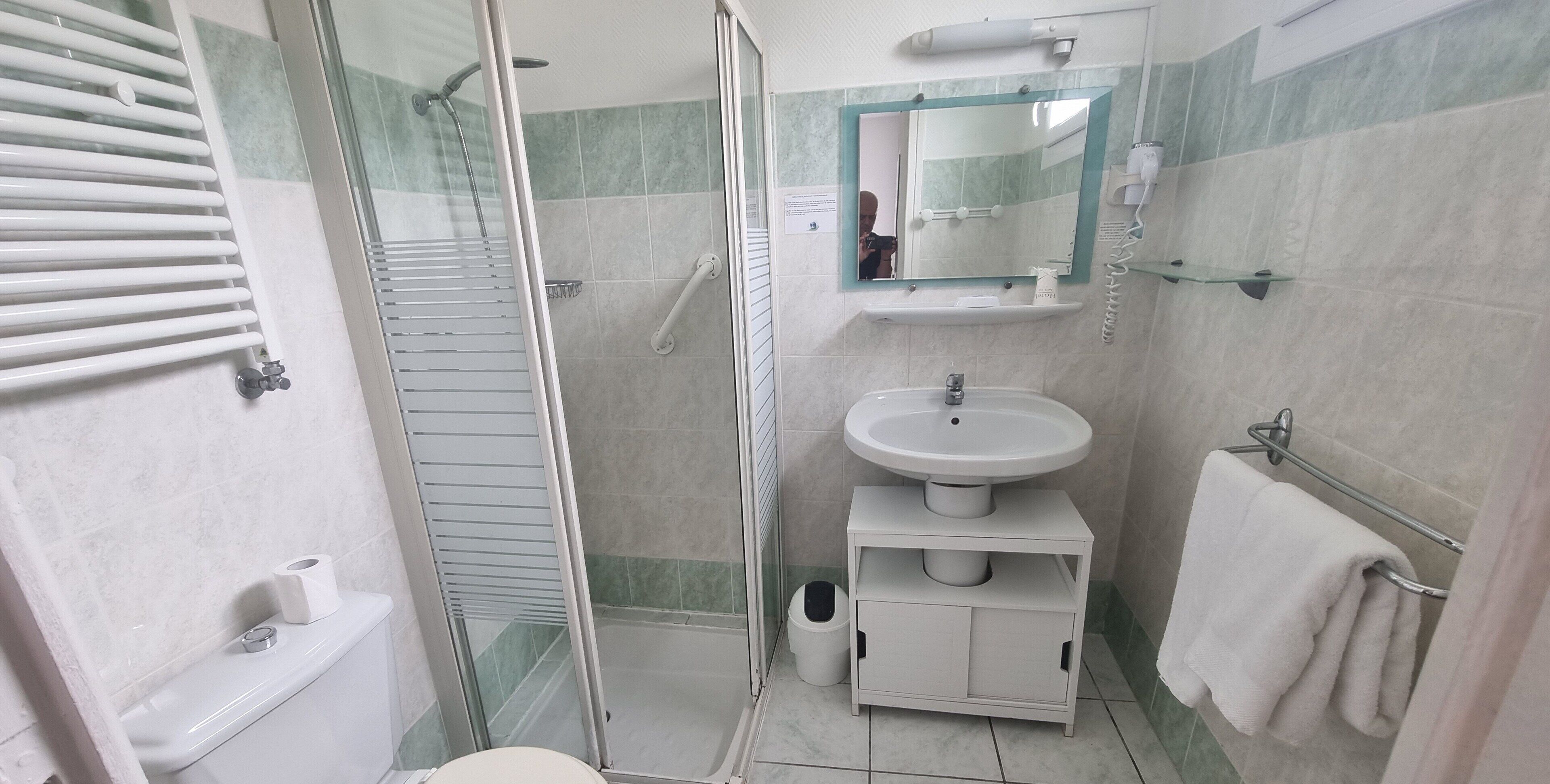 double room | bathroom | shower, free toiletries, towels