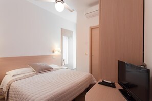 ベビーベッド、可動式ベッド、WiFi (無料)