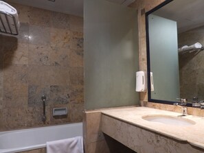 Combined shower/bathtub, free toiletries, bathrobes, slippers - Maxwell Hotel Jakarta (Jakarta)