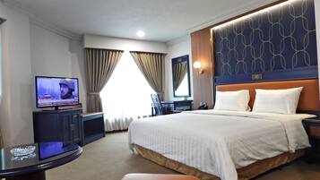 Business Room | Minibar, in-room safe, desk, rollaway beds