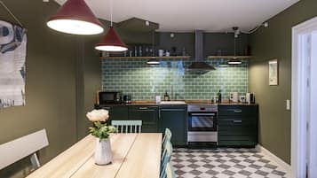 Apartment, 3 Bedrooms, Kitchen | Eget kök | KylskÄp, mikrovÄgsugn, ugn och spishÀll