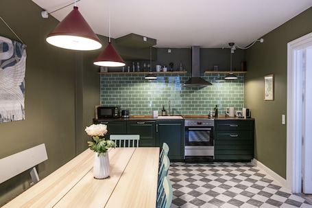 Refrigerador, microondas, horno, placa de cocina