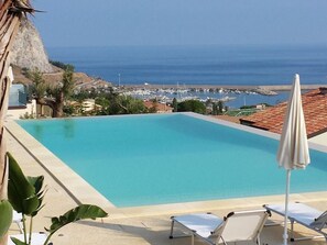 Hồ bơi ngoài trời phục vụ theo mùa