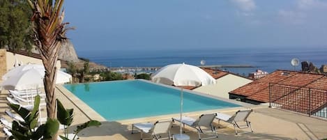 Una piscina al aire libre de temporada