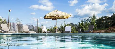 Sesongbasert utendørsbasseng