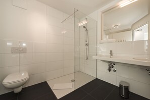Suite, 1 chambre | Salle de bain | Douche, articles de toilette (gratuits), séchoir à cheveux