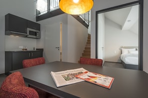 Superior Suite, 2 Bedrooms, Balcony | In-room dining - the Stay.residence (Planegg)