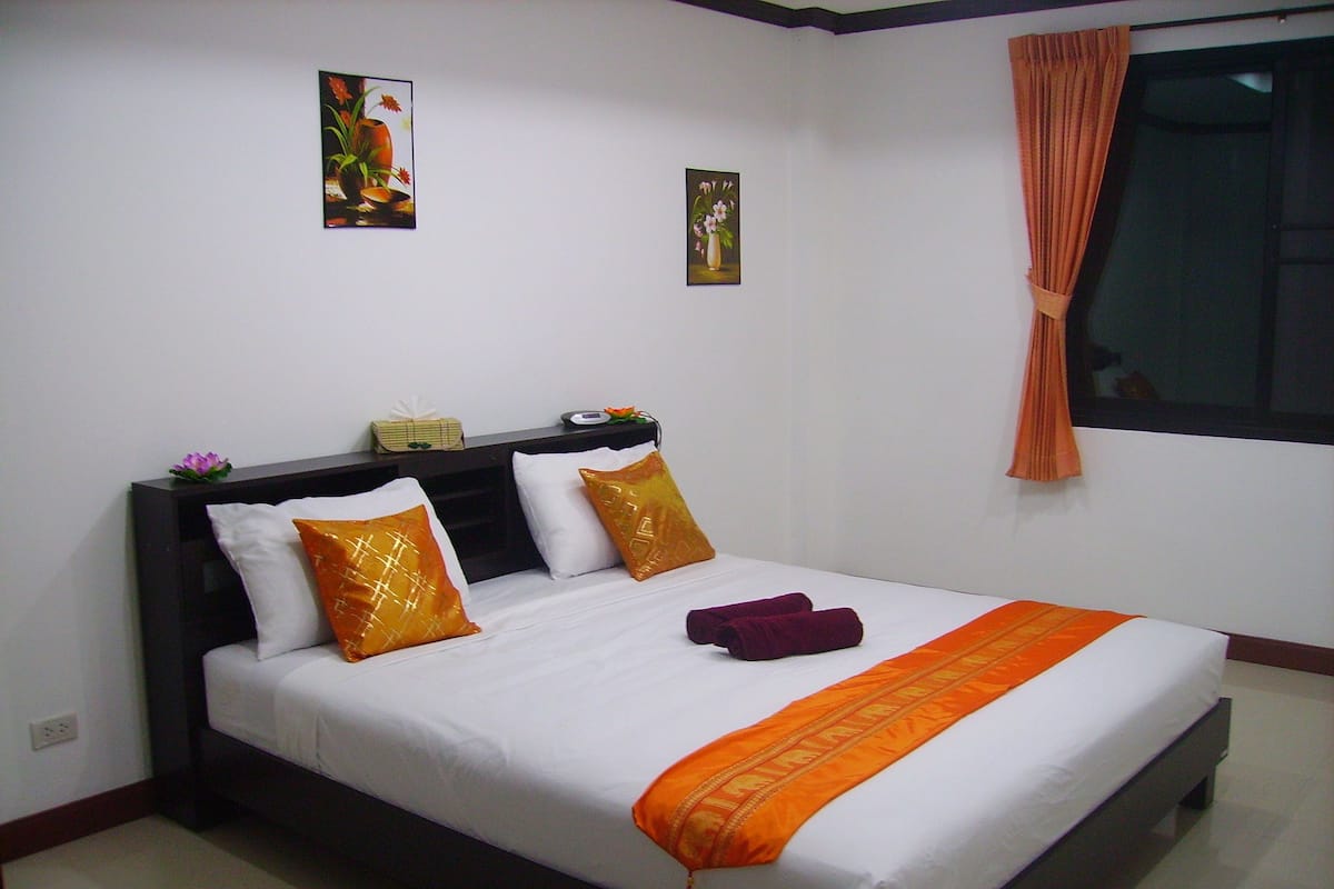 Apartment 1 Bedroom | In-room safe, desk, blackout curtains, rollaway beds