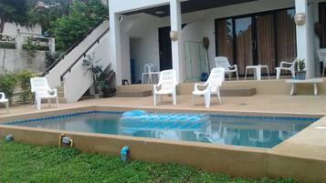 Apartment Duplex 2 Bedrooms | VÀrdeförvaringsskÄp pÄ rummet, skrivbord och mörklÀggningsgardiner