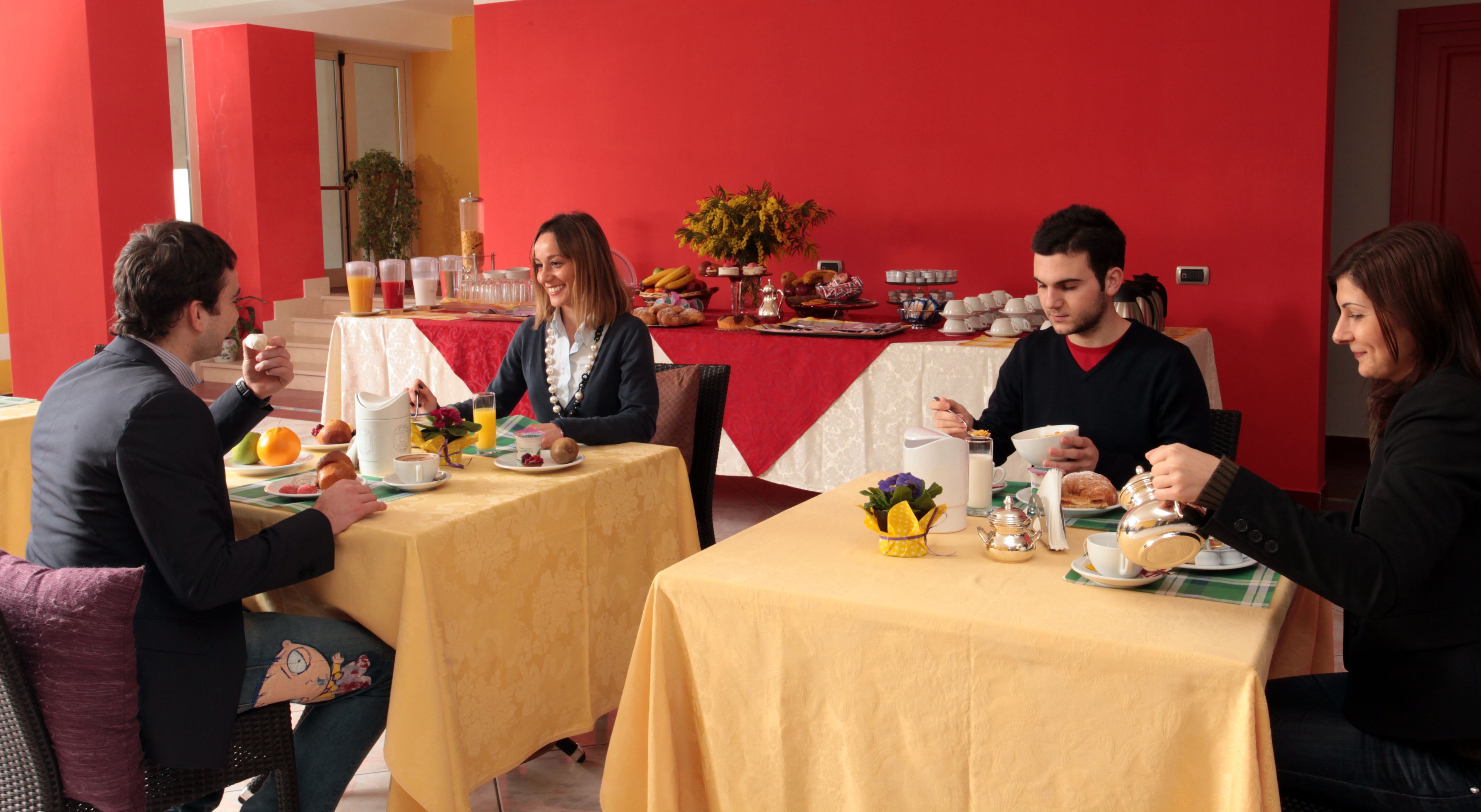 Se ofrece un desayuno bufé todos los días (por un coste adicional)