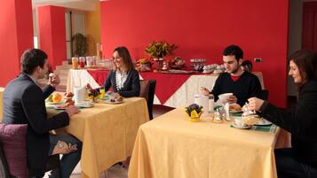 Desayuno buffet (EUR 5.00 por persona)
