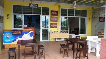 Se sirven desayunos, comidas, cenas y cocina tailandesa