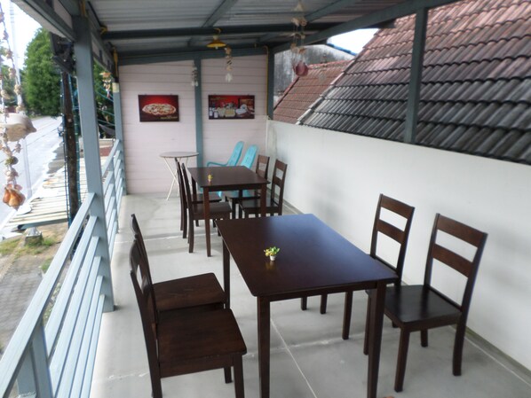 Breakfast, lunch, dinner served; Thai cuisine