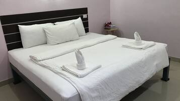 Standard Double Room | Desk