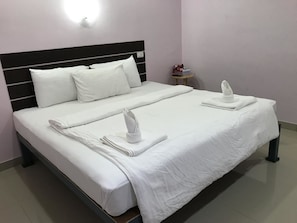 Standard Double Room | Desk - Hotel Murano Phang-Nga Bay (Phang Nga)