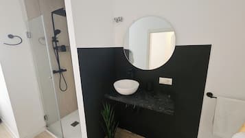 Quarto casal ou duplo standard | Banheiro | Chuveiro, produtos de toalete grátis, secador de cabelo