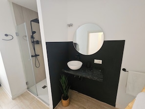 Quarto casal ou duplo standard | Banheiro | Chuveiro, produtos de toalete grátis, secador de cabelo