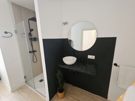 Shower, free toiletries, hair dryer, towels