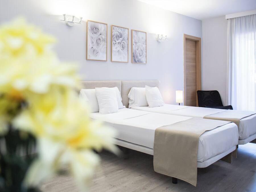 Double or Twin Room, Balcony | Peti besi dalam bilik, meja, langsir/tirai gelap terus
