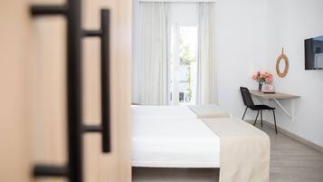 Una habitación de hotel moderna con una cama, un escritorio y una silla.