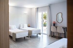 Habitación familiar | Caja fuerte, escritorio, cortinas opacas y tabla de planchar con plancha