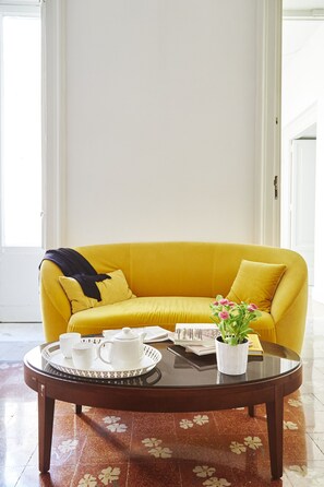 Free daily local cuisine breakfast - Maison Toledo 210 (Naples)